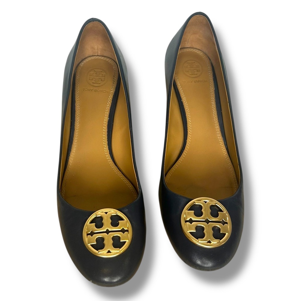 Tory Burch Sally Wedge Pumps Womens 8.5 Navy Blue Leather Gold Logo Medallion - Picture 2 of 10